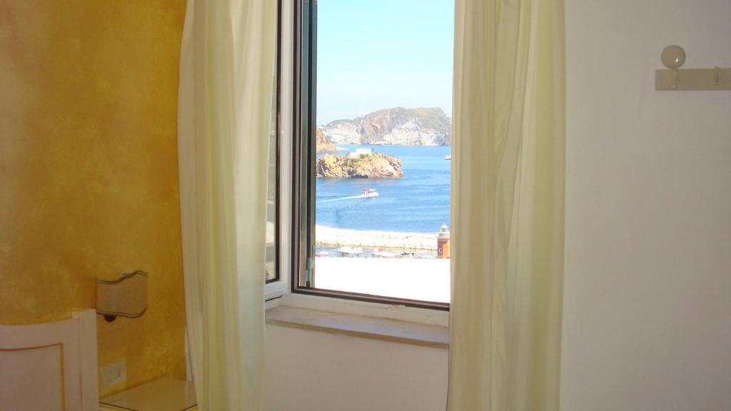 Hotel Del Capitano Ponza Szoba fotó